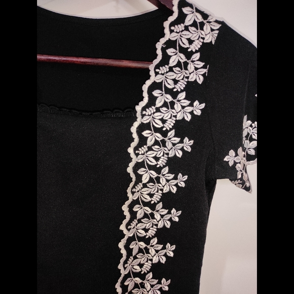 ❌SOLD❌Black & White Embroidered Top 🖤 - Picture 5 of 10